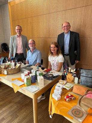 Caritas Geschäftsführer Broßmann, Vertreter  Weltladen, Dechant Weber